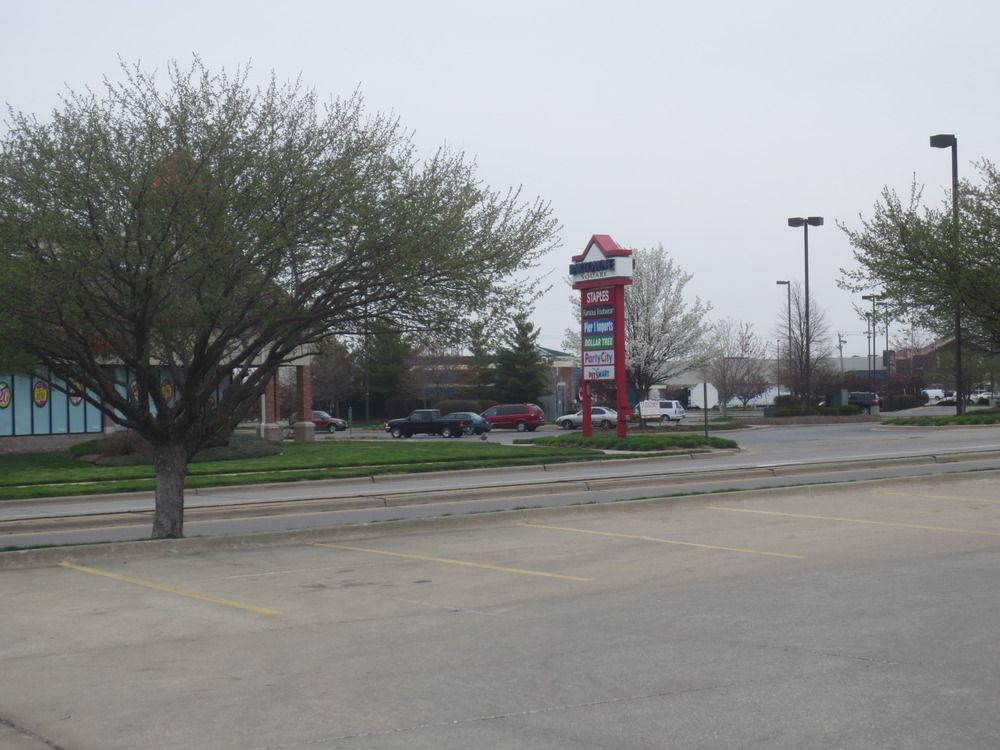Baytowne Shoppes Corner Lot: 911 W. Marketview Dr., Champaign, IL 61822